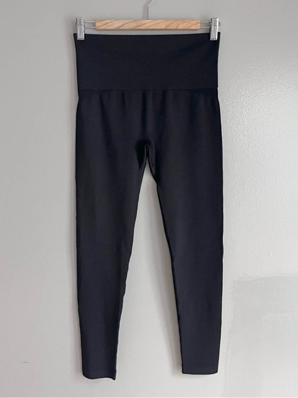 Soma Slimming Cropped Leggings Women’s M Black Mid Rise Pull-On Stretch Pants